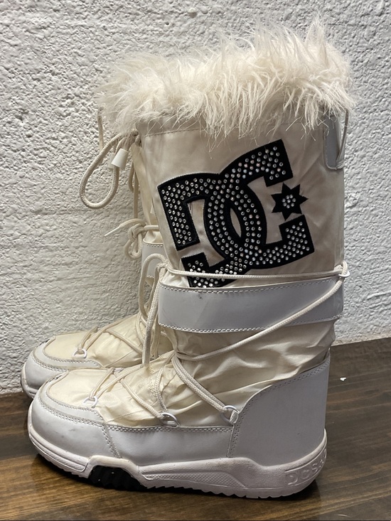 DC Shoes - Vintage DC Chalet 2.0 SE Fur Rhinestone Logo Snow Boots Sz 9 Y2K White